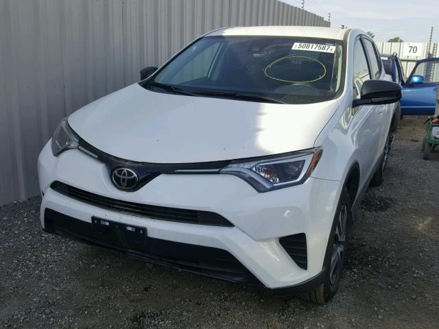 JTMZFREV0HJ720872 - 2017 TOYOTA RAV4 LE Սպիտակ լուսանկար 2