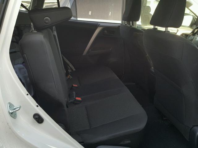 JTMZFREV0HJ720872 - 2017 TOYOTA RAV4 LE Սպիտակ լուսանկար 6