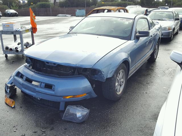 1ZVHT80N765186973 - 2006 FORD MUSTANG BLUE photo 2