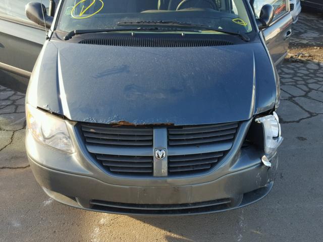 1D4GP45R05B221010 - 2005 DODGE CARAVAN SX GRAY photo 7