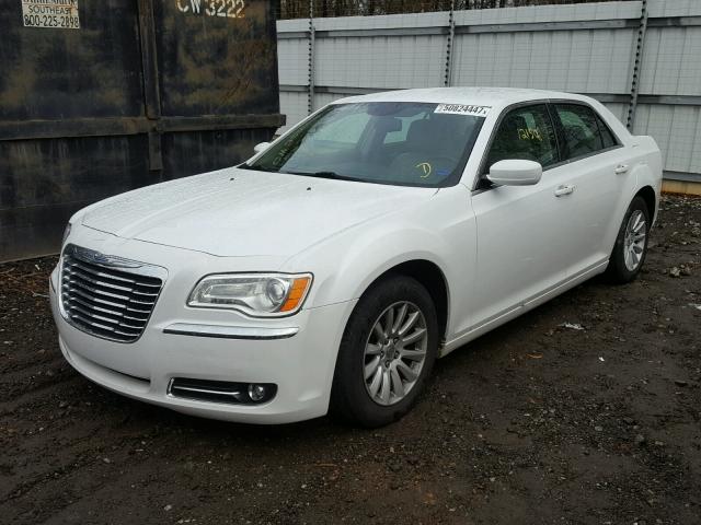 2C3CCAAG6DH520523 - 2013 CHRYSLER 300 WHITE photo 2