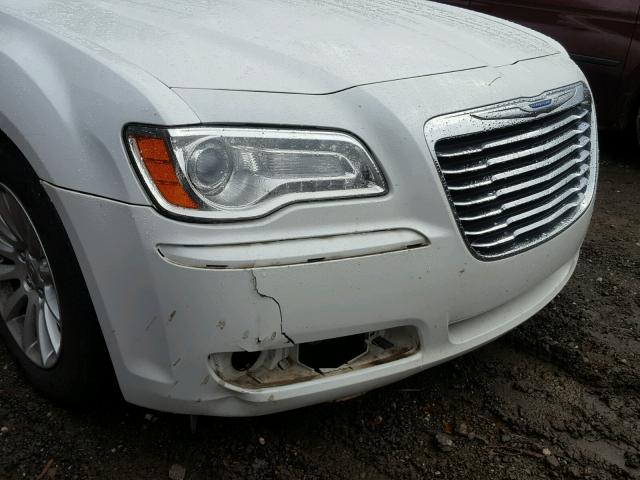 2C3CCAAG6DH520523 - 2013 CHRYSLER 300 WHITE photo 9