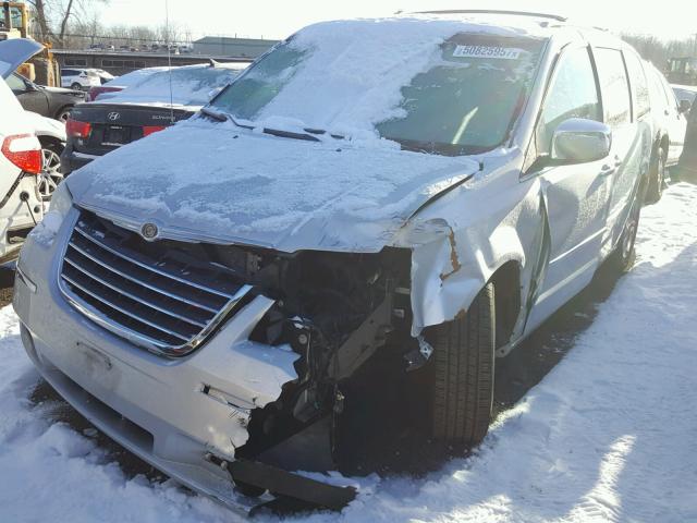 2A8HR64X58R612515 - 2008 CHRYSLER TOWN & COU SILVER photo 2