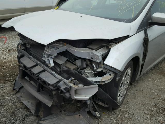 1FAHP3F21CL235959 - 2012 FORD FOCUS SE SILVER photo 9