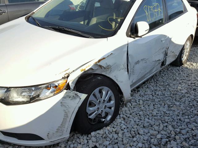 KNAFU4A22B5461211 - 2011 KIA FORTE EX WHITE photo 9