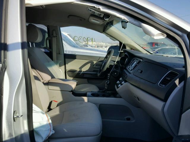 KNDMB5C11G6091896 - 2016 KIA SEDONA LX SILVER photo 5