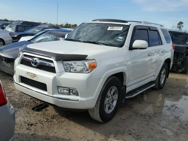 JTEZU5JR4C5035617 - 2012 TOYOTA 4RUNNER SR WHITE photo 2