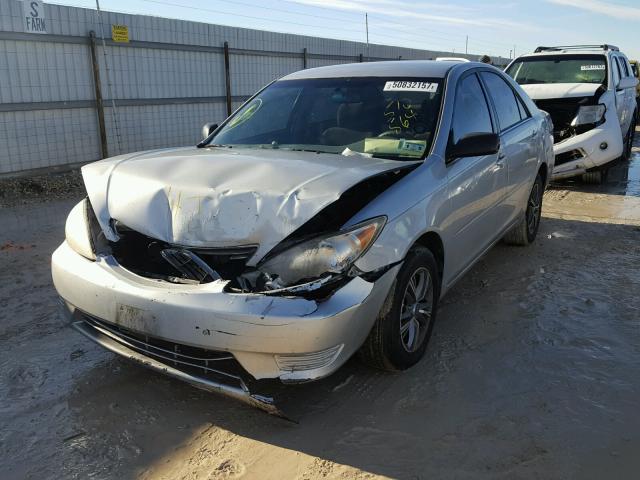 4T1BE32K15U510864 - 2005 TOYOTA CAMRY LE SILVER photo 2