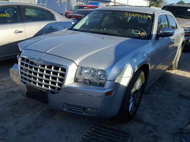 2C3CA5CVXAH276489 - 2010 CHRYSLER 300 TOURIN SILVER photo 2