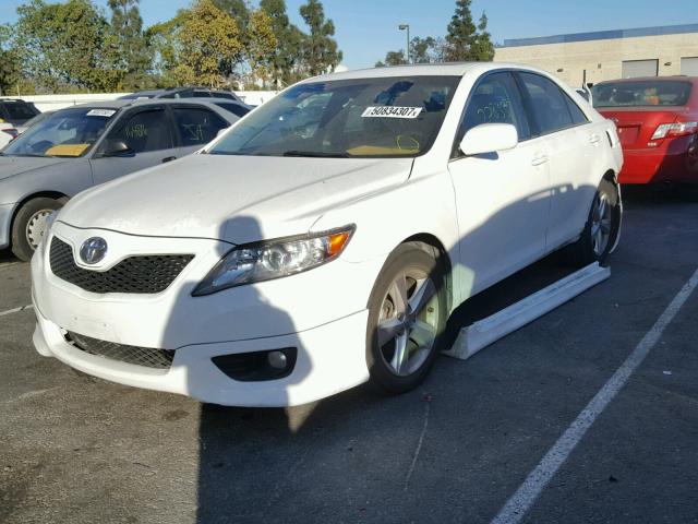 4T1BF3EK1BU672403 - 2011 TOYOTA CAMRY BASE WHITE photo 2