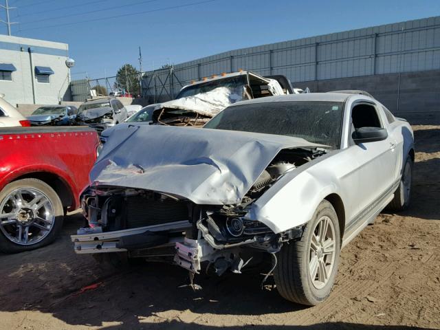 1ZVBP8AM0D5279458 - 2013 FORD MUSTANG SILVER photo 2