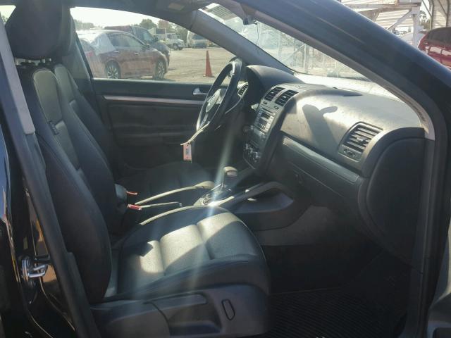 3VWRX7AJ6AM114096 - 2010 VOLKSWAGEN JETTA SE 黑色 照片 5