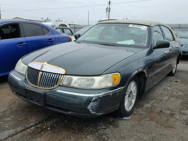 1LNFM81W6WY663613 - 1998 LINCOLN TOWN CAR E GREEN photo 2