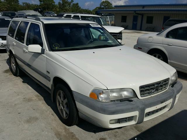 YV1LZ5645W2441088 - 1998 VOLVO V70 XC WHITE photo 1