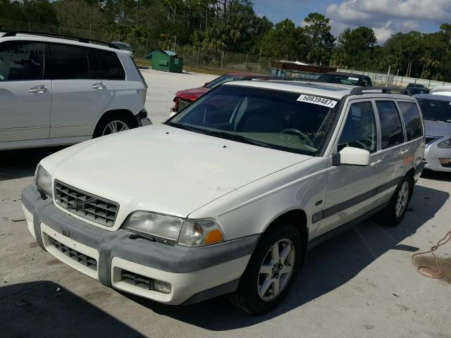 YV1LZ5645W2441088 - 1998 VOLVO V70 XC WHITE photo 2