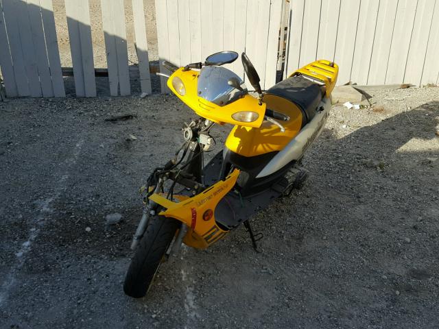 LFGTCKPL951013976 - 2005 BAMC SCOOTER YELLOW photo 2