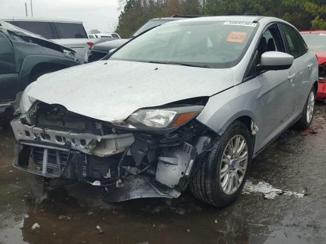 1FAHP3F2XCL216116 - 2012 FORD FOCUS SE SILVER photo 2