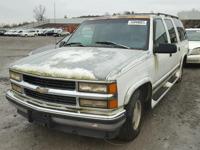 1GNEC16R9TJ393401 - 1996 CHEVROLET SUBURBAN C WHITE photo 2