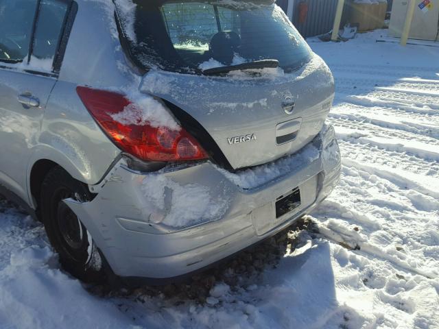 3N1BC13E89L377403 - 2009 NISSAN VERSA S SILVER photo 9