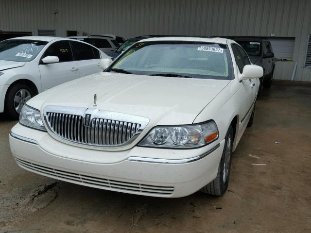 1LNHM82V57Y603936 - 2007 LINCOLN TOWN CAR S WHITE photo 2