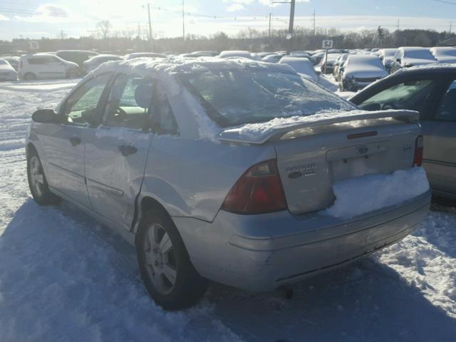 1FAFP34N35W207912 - 2005 FORD FOCUS ZX4 SILVER photo 3