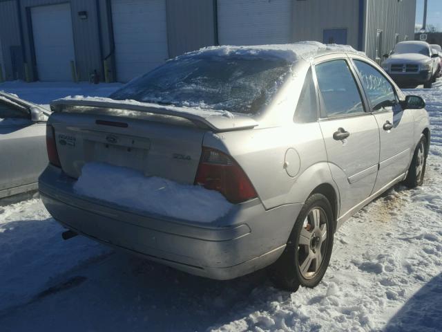 1FAFP34N35W207912 - 2005 FORD FOCUS ZX4 SILVER photo 4