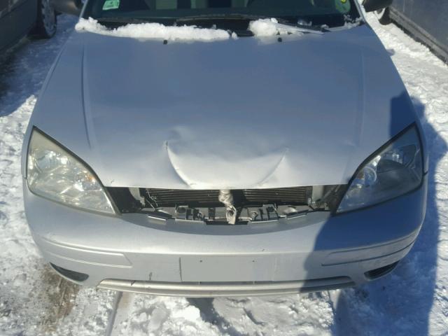 1FAFP34N35W207912 - 2005 FORD FOCUS ZX4 SILVER photo 7