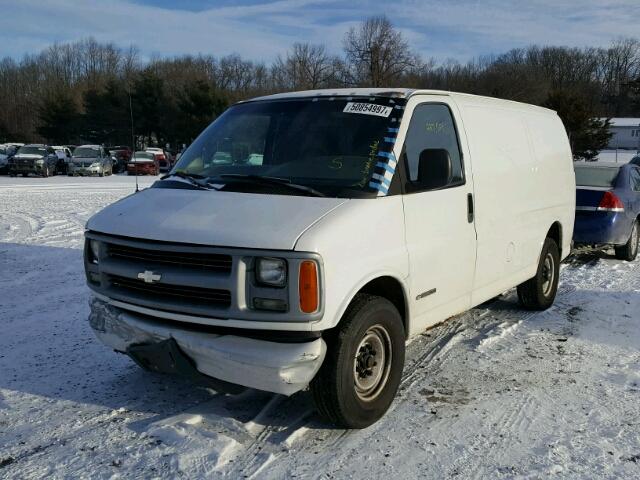 1GCHG35R821185564 - 2002 CHEVROLET EXPRESS G3 WHITE photo 2