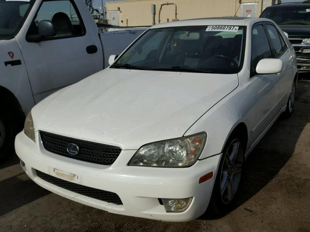 JTHBD192620061426 - 2002 LEXUS IS 300 WHITE photo 2