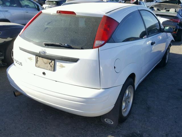 3FAFP31N45R136582 - 2005 FORD FOCUS ZX3 WHITE photo 4