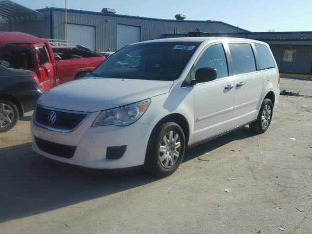 2V4RW4D15AR174319 - 2010 VOLKSWAGEN ROUTAN S WHITE photo 2