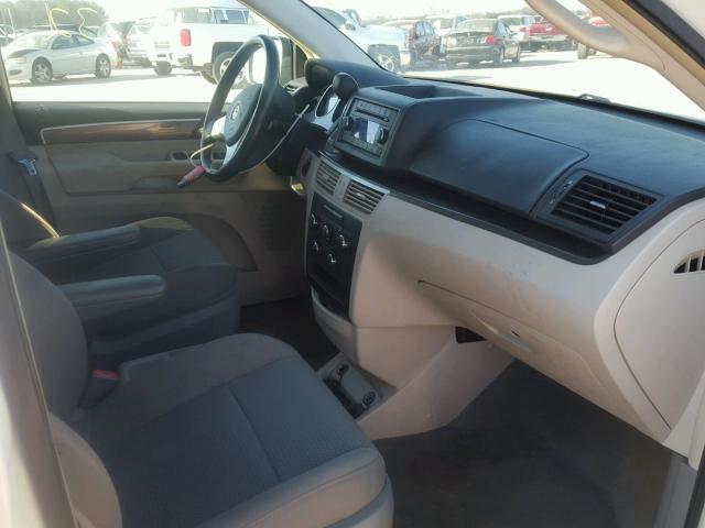 2V4RW4D15AR174319 - 2010 VOLKSWAGEN ROUTAN S WHITE photo 5