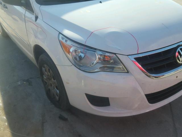 2V4RW4D15AR174319 - 2010 VOLKSWAGEN ROUTAN S WHITE photo 9
