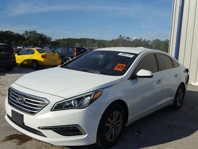 5NPE24AF5FH165869 - 2015 HYUNDAI SONATA SE WHITE photo 2