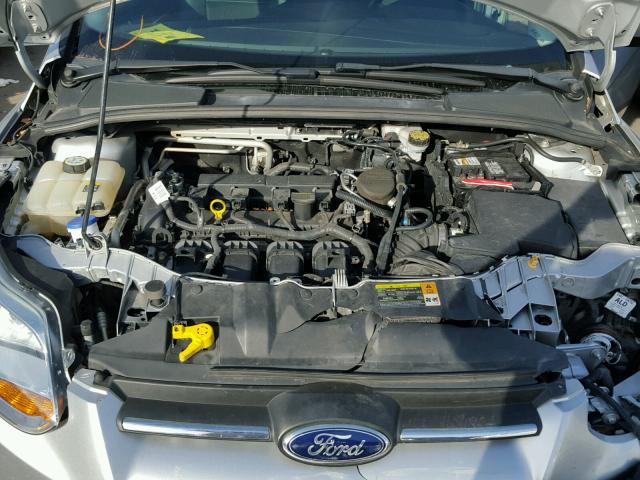 1FAHP3F21CL349573 - 2012 FORD FOCUS SE SILVER photo 7