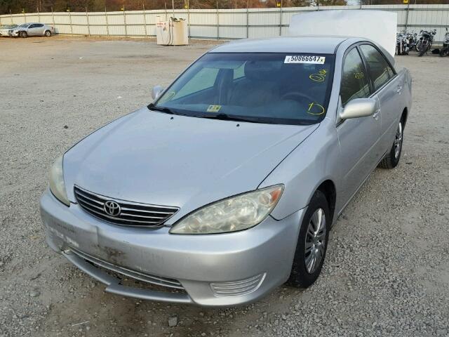 4T1BE30K55U555468 - 2005 TOYOTA CAMRY LE SILVER photo 2