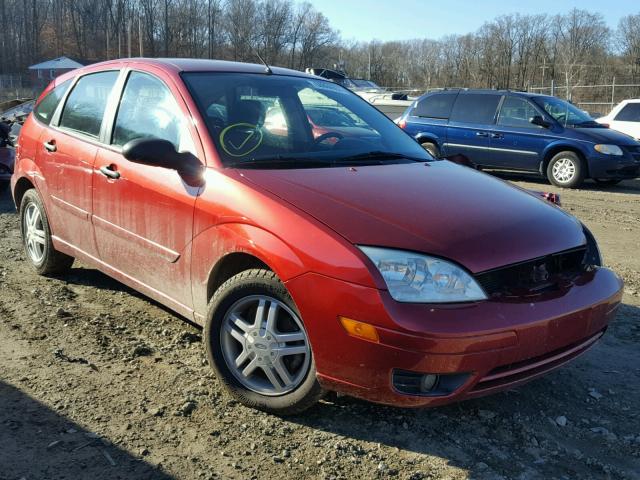 3FAFP37N15R104888 - 2005 FORD FOCUS ZX5 RED photo 1