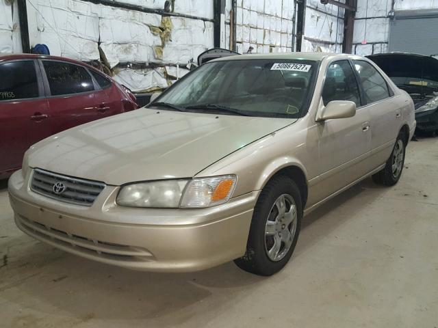 JT2BG22K610574319 - 2001 TOYOTA CAMRY CE GOLD photo 2