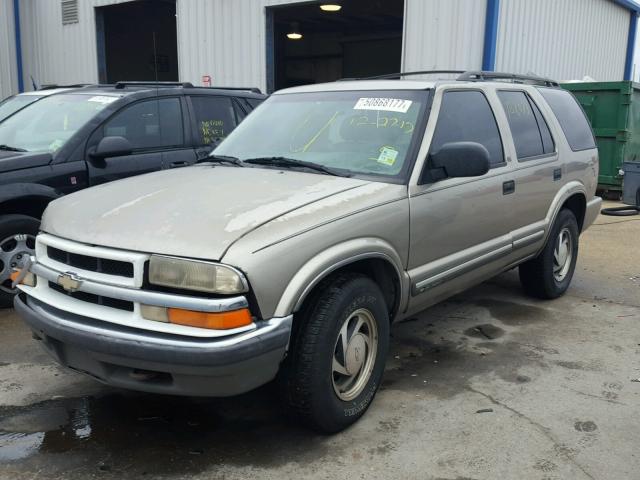 1GNDT13W012120490 - 2001 CHEVROLET BLAZER TAN photo 2