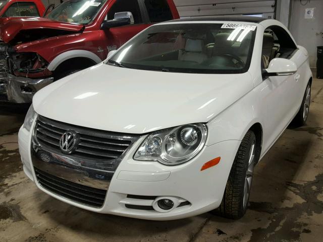 WVWDB71FX7V041918 - 2007 VOLKSWAGEN EOS 3.2L S WHITE photo 2