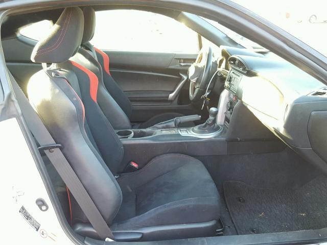 JF1ZNAA14D2714364 - 2013 TOYOTA SCION FR-S თეთრი ფოტო 5