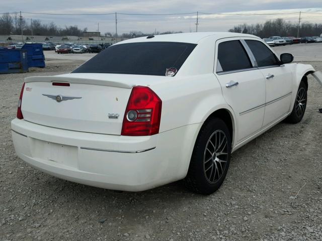 2C3CA5CV8AH192722 - 2010 CHRYSLER 300 TOURIN WHITE photo 4