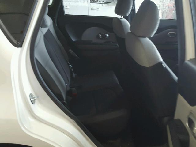 KNDJN2A25F7805266 - 2015 KIA SOUL WHITE photo 6