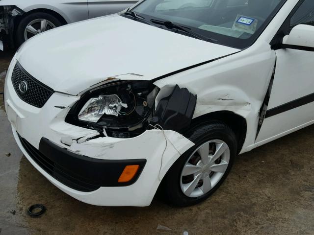 KNADE123166167356 - 2006 KIA RIO WHITE photo 9