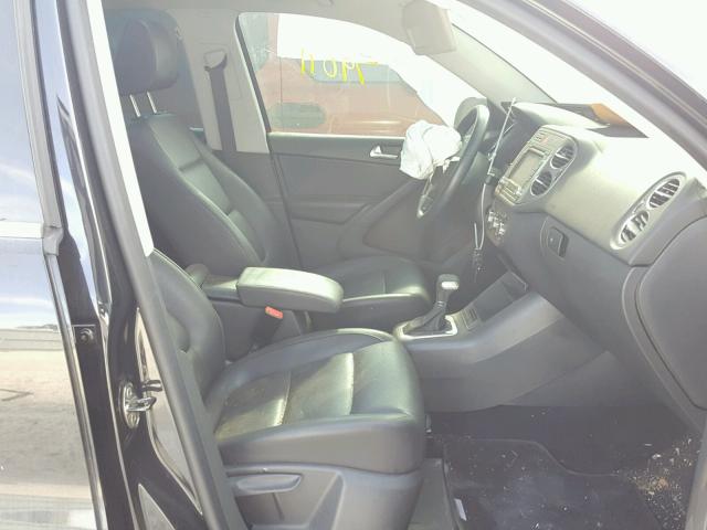WVGAV7AX0AW520316 - 2010 VOLKSWAGEN TIGUAN S BLACK photo 5