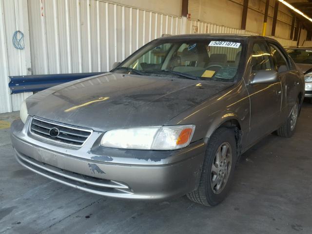 4T1BF28K61U118892 - 2001 TOYOTA CAMRY LE ოქროსფერი ფოტო 2