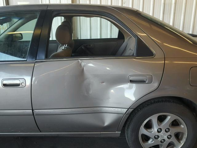 4T1BF28K61U118892 - 2001 TOYOTA CAMRY LE ოქროსფერი ფოტო 9