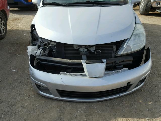 3N1BC13E98L441933 - 2008 NISSAN VERSA S SILVER photo 9