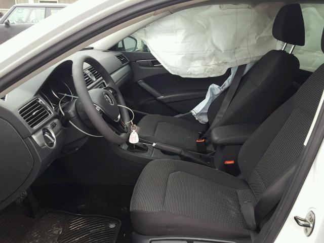 1VWAT7A35HC043818 - 2017 VOLKSWAGEN PASSAT S Blanco foto 5