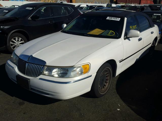 1LNHM83W4XY648079 - 1999 LINCOLN TOWN CAR C WHITE photo 2